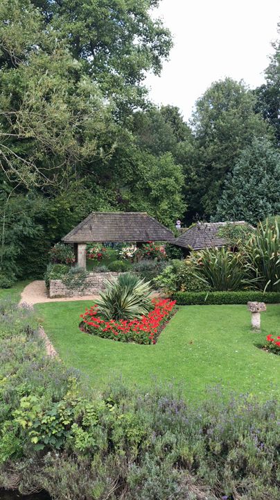 道を挟んだ庭園から