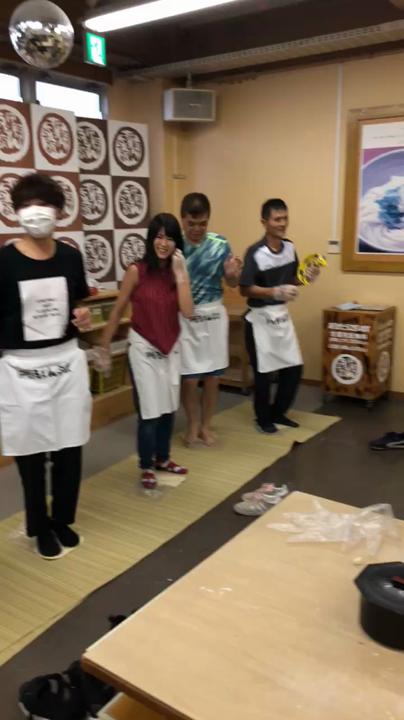 パリピ音楽にタンバリンでうどんを踏みます