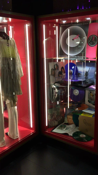 展示（中央）