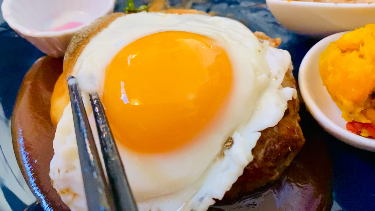 手ごねハンバーグにチーズと目玉焼きをON！