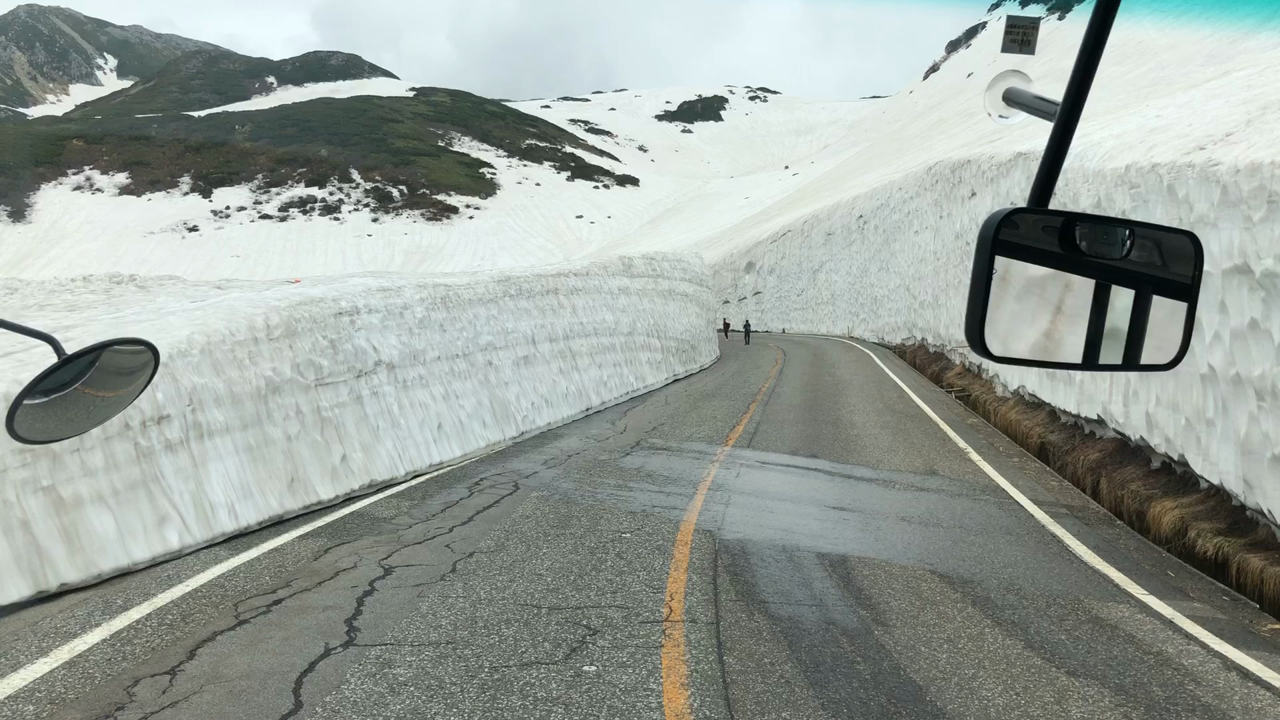 室堂の手前で、雪の大谷に差し掛かります