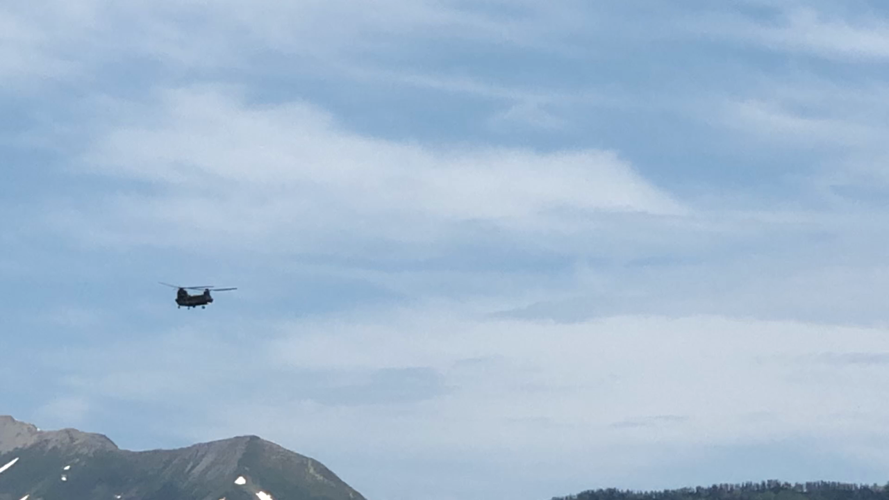 上空をヘリコプター🚁が通過