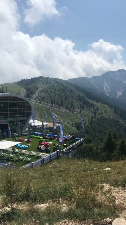 頂上にはお洒落なバーも🥂