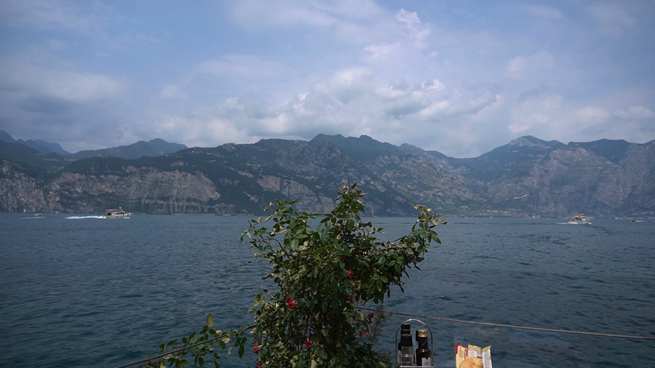 ここは湖に浮かぶレストラン🍽