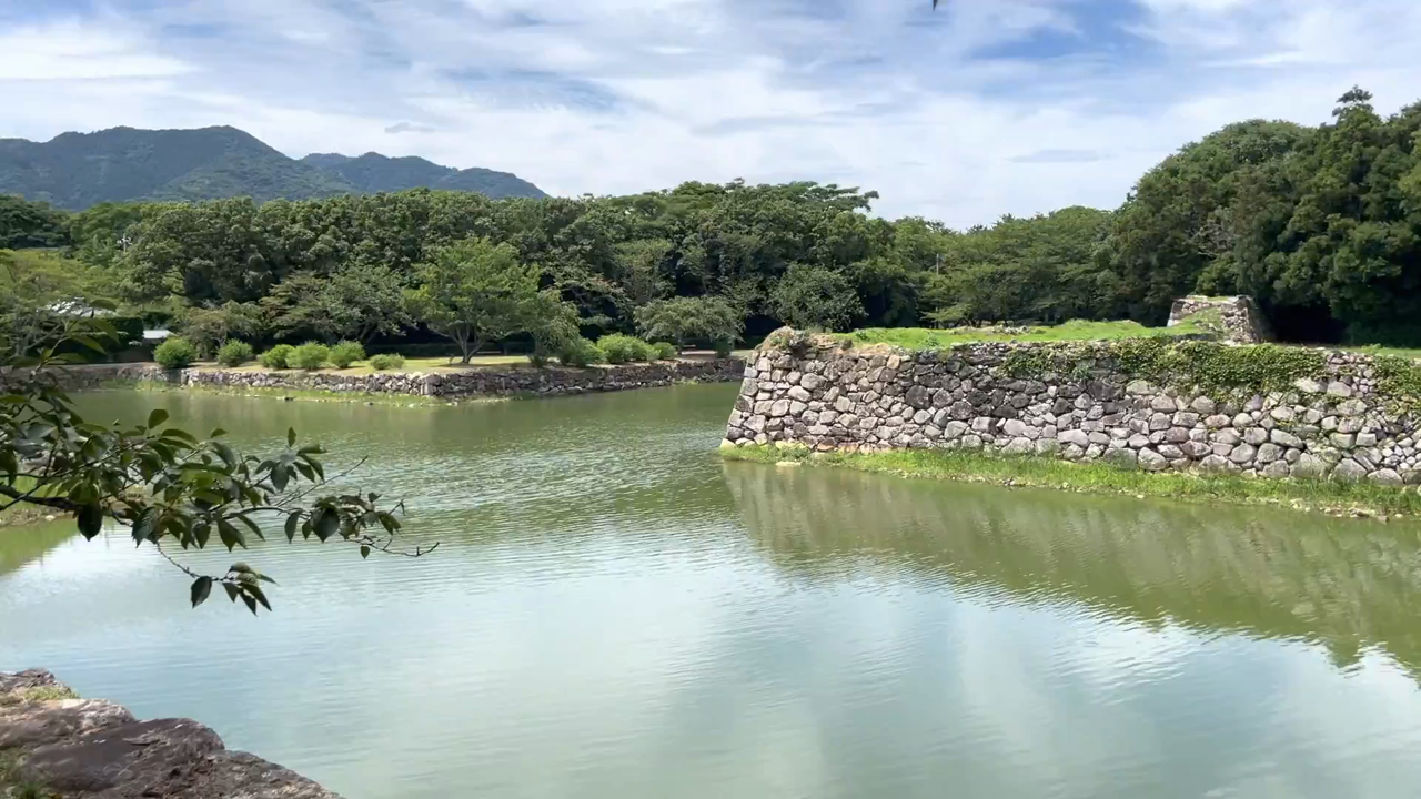 お城の周りは川で囲まれています