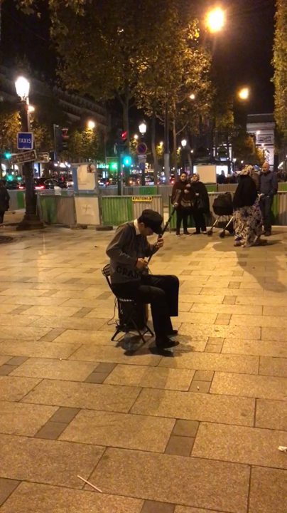 凱旋門を眺めながら。