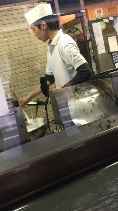 職人さんが目の前で焼いています！