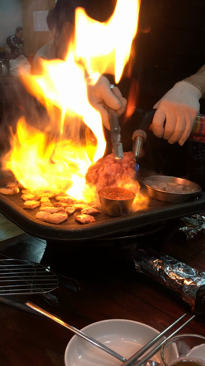 お肉は焼いてくれるのでお任せしましょう🥓